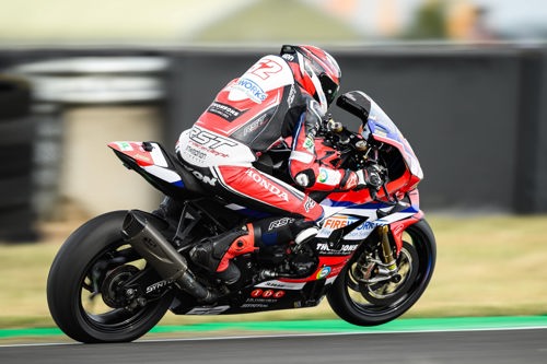 Kam Dixon fights his Honda Fireblade at Snetterton.