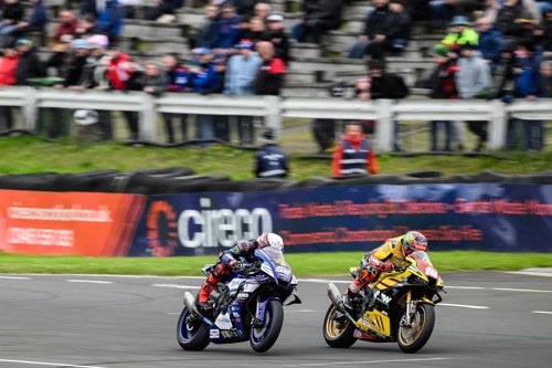 Kam overtakes the TAG Honda of Shaun Winfield.