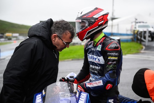 Kam speaks to Jonty during a session at Knockhill.