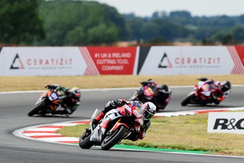 Kam Dixon attacks at Snetterton.